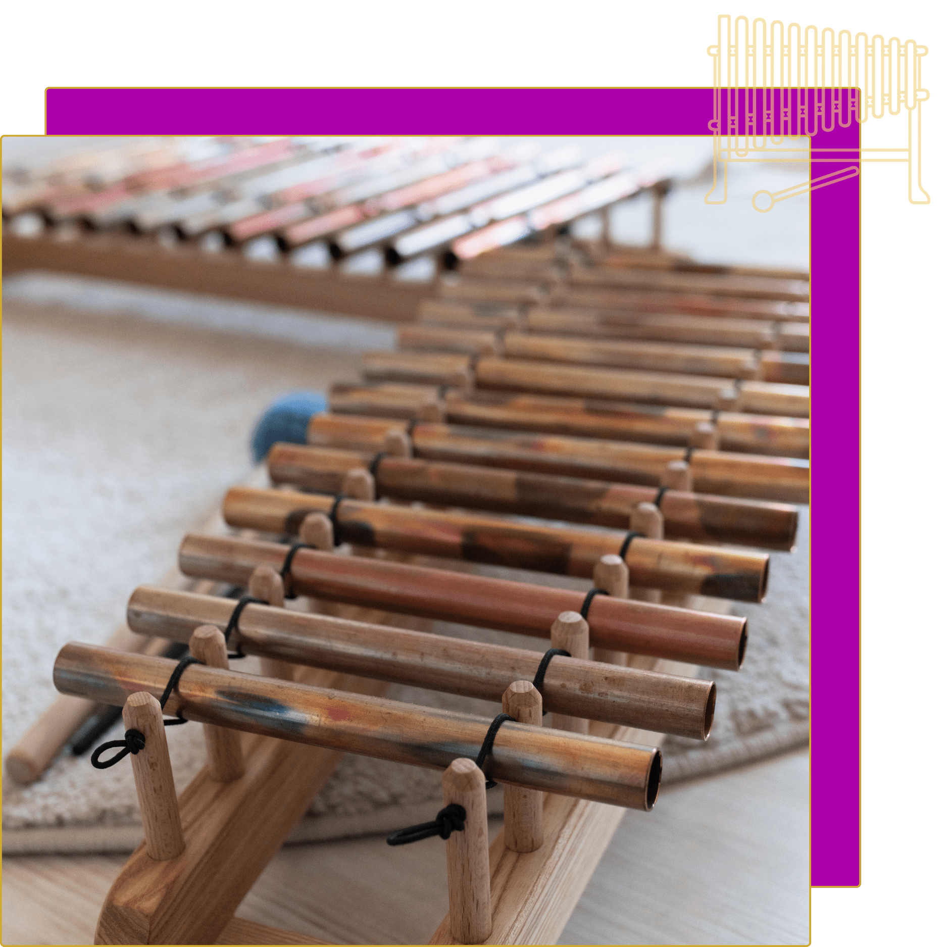 ShantiMaa im Glitzerpullover und rosa Schal, lächelnd an einen Baum gelehnt